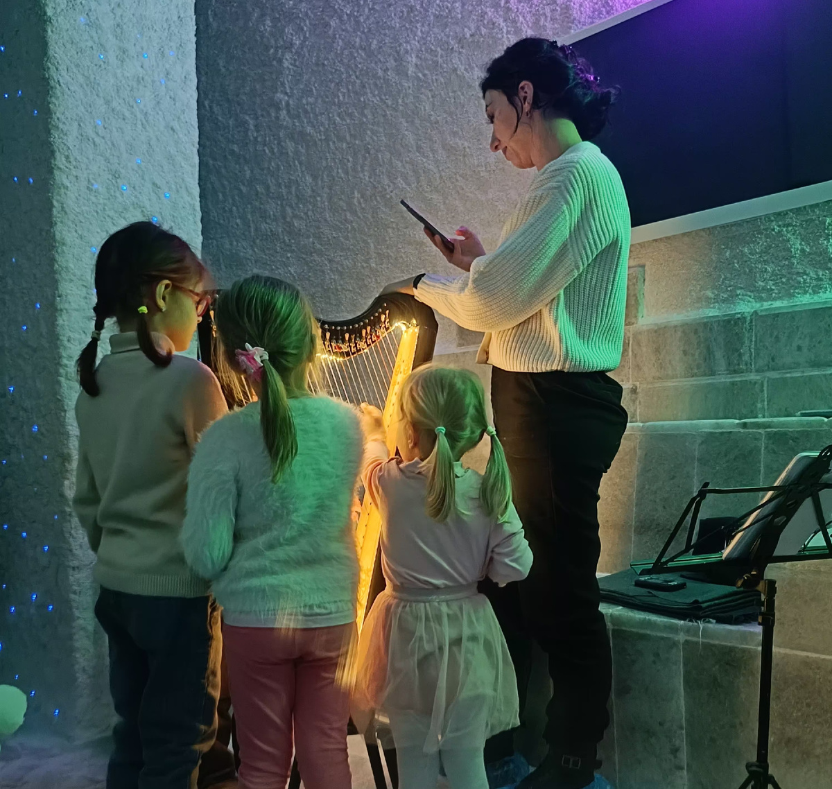 А после небольшого концерта детям разрешили аккуратно потрогать инструмент. Конечно, им это очень понравилось