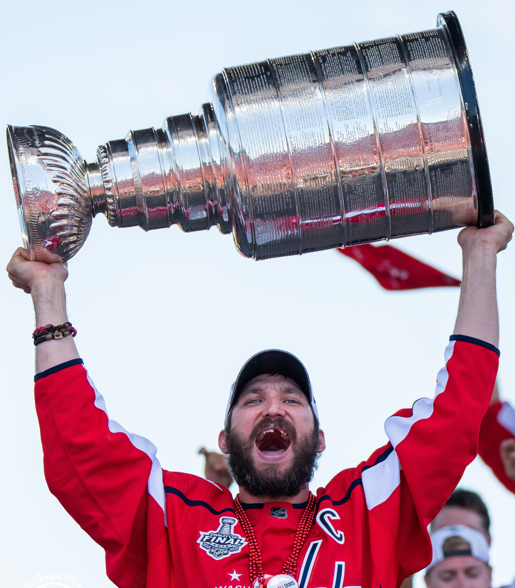 Александр Овечкин и Кубок Стэнли в 2018 году. Фото: commons.wikimedia.com/AlexanderJonesi