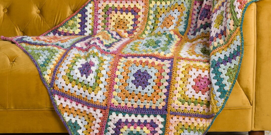Яркие краски и оригинальные решения: 10 классных пледов крючком