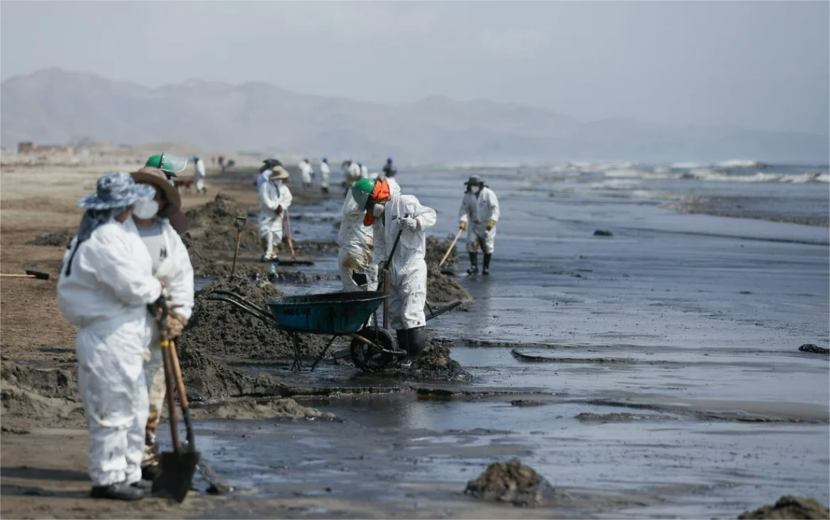 Разлив нефтепродуктов в Перу 2022 год. Источник: https://www.aljazeera.com/