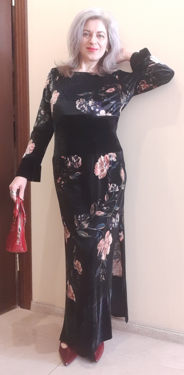 Переделанное платье с бордовым туфельками и сумочкой.