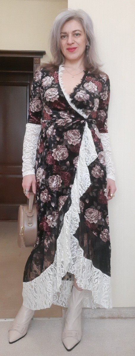 Переделанное платье с бежевыми ботильонами и сумочкой.