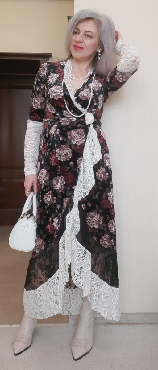 Переделанное платье с бежевыми ботильонами, белой сумочкой, цветком-брошкой на талии и жемчугами.
