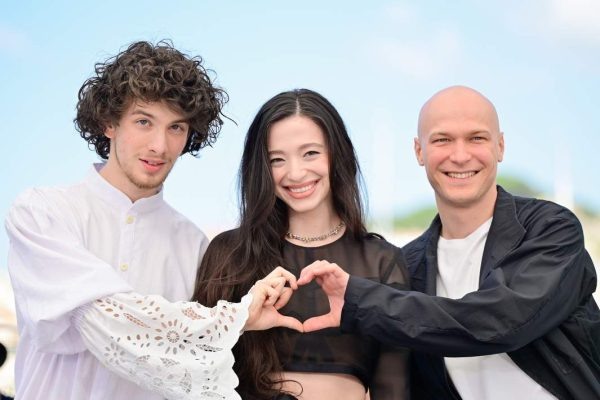    Марк Эйдельштейн, Майки Мэдисон и Юра Борисов, фото: дзен.ру