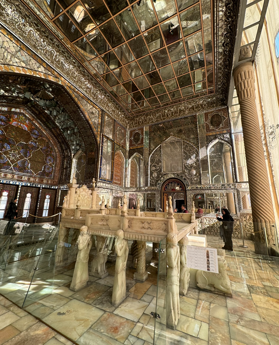 Дворец Галистан в Тегеране. Много стекла, натуральные камни и мозаика — отличительные особенности внутренних убранств. Фото: gornyakova.n