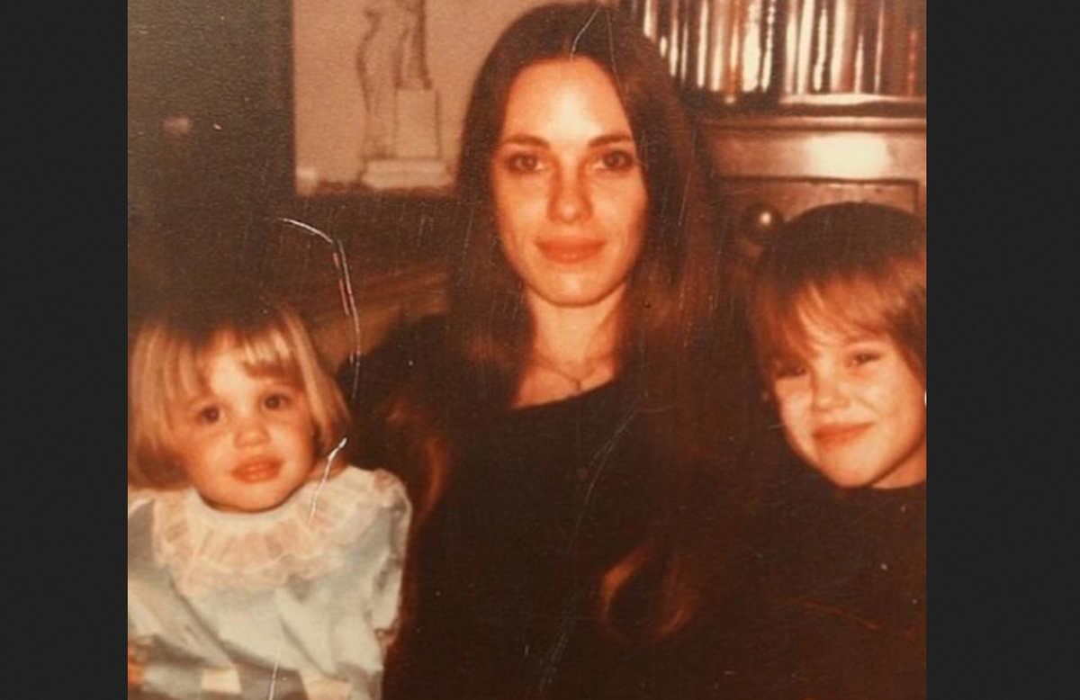 Маршелин Бертран со своими детьми Анджелиной и Джеймсом. Фото из открытого источника в Яндексе