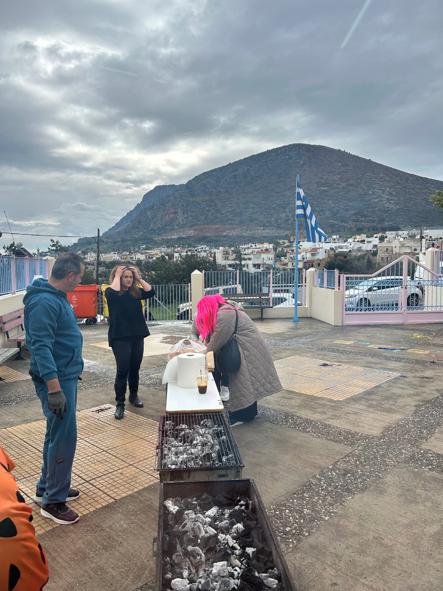 Перед школой сына все готово для шашлычков, но пошел дождь (фото автора)