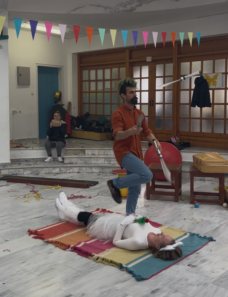 Цирк приехал с опасными трюками (рискует родительница, не пострадала) (фото автора)