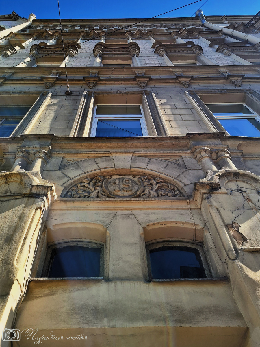 Номер дома можно найти прямо в стене дома. Фото: Парадная гостья