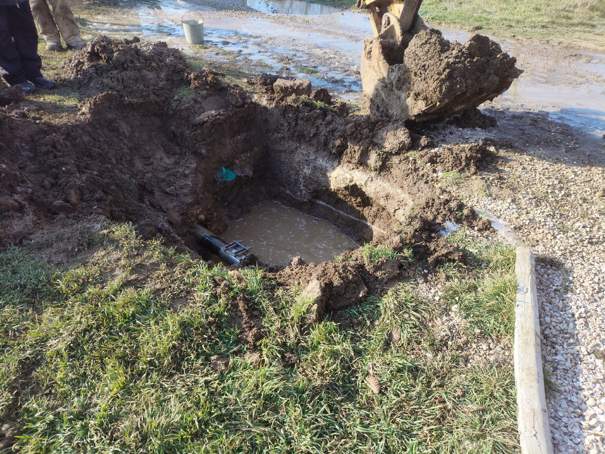 Хомут на старую трубу надели