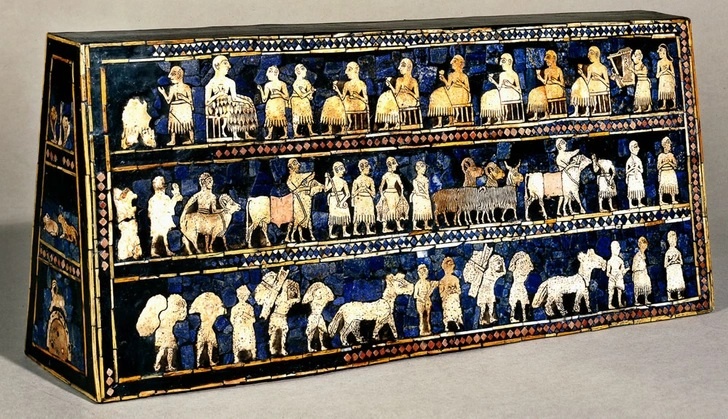 На тех же раскопках, где была обнаружена игра из царских гробниц, группа археологов под руководством Леонарда Вулли обнаружила ещё один артефакт — штандарт.

На одной стороне штандарта изображён военный поход, а на другой — мирная жизнь. Инкрустация из лазурита и перламутра подчёркивает контраст между этими двумя сюжетами.