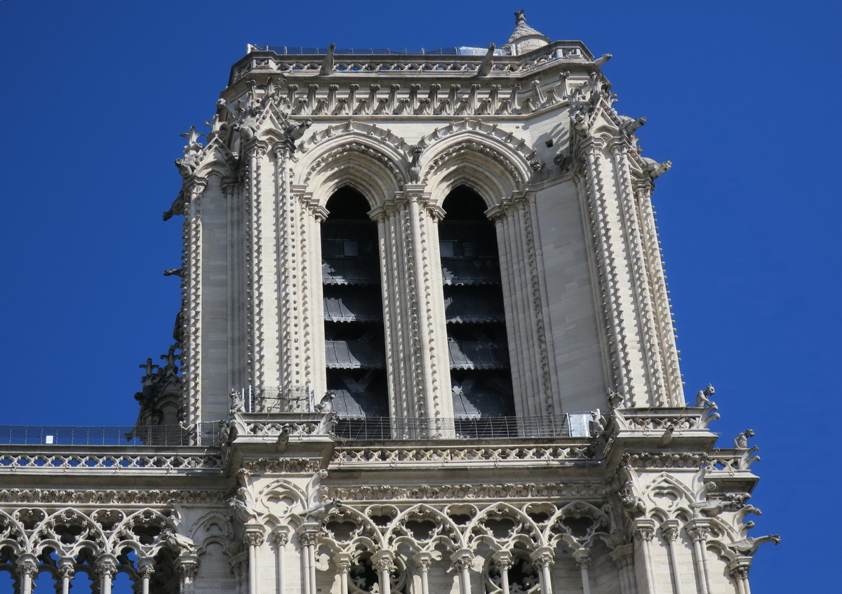 Одна из боковых башен собора