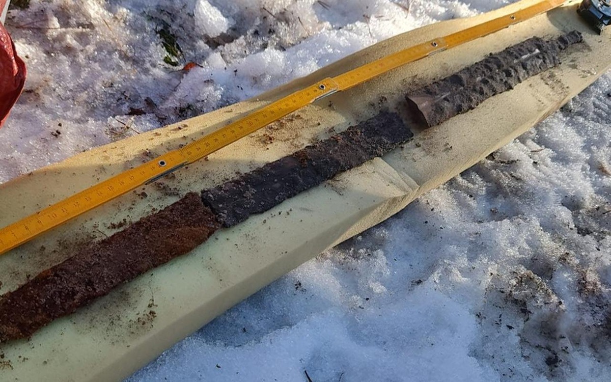 Найденный меч был разбит на три части. Источник: Ассоциация INVENTUM.