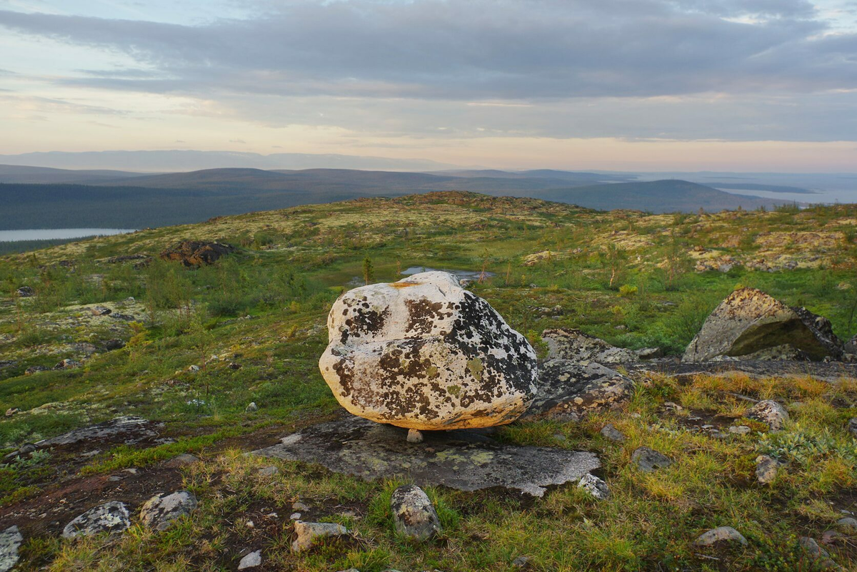 Валун на холме - один из саамских сейдов