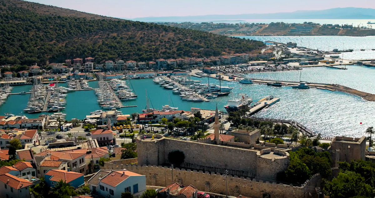 Кадр из фильма «Оставь это ветру» (2025, Турция). Бухта Чешме. Ну красота же?