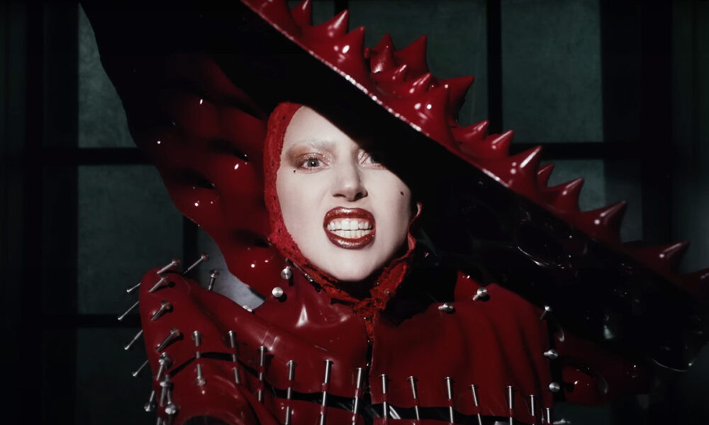 Gaga: В песне есть заклинание. И я представляю, что наши негативные реплики или осуждение людей к вам и к вашей жизни, жестокость мира к вам, это почти как заклинание. Вы можете соблазниться и начать верить в это.