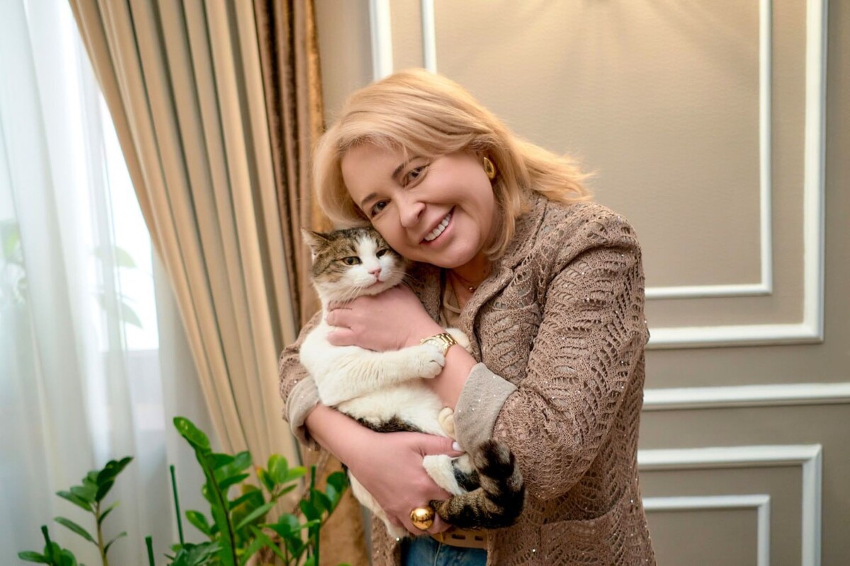    Глава администрации Ялты Янина Павленко с Мусей