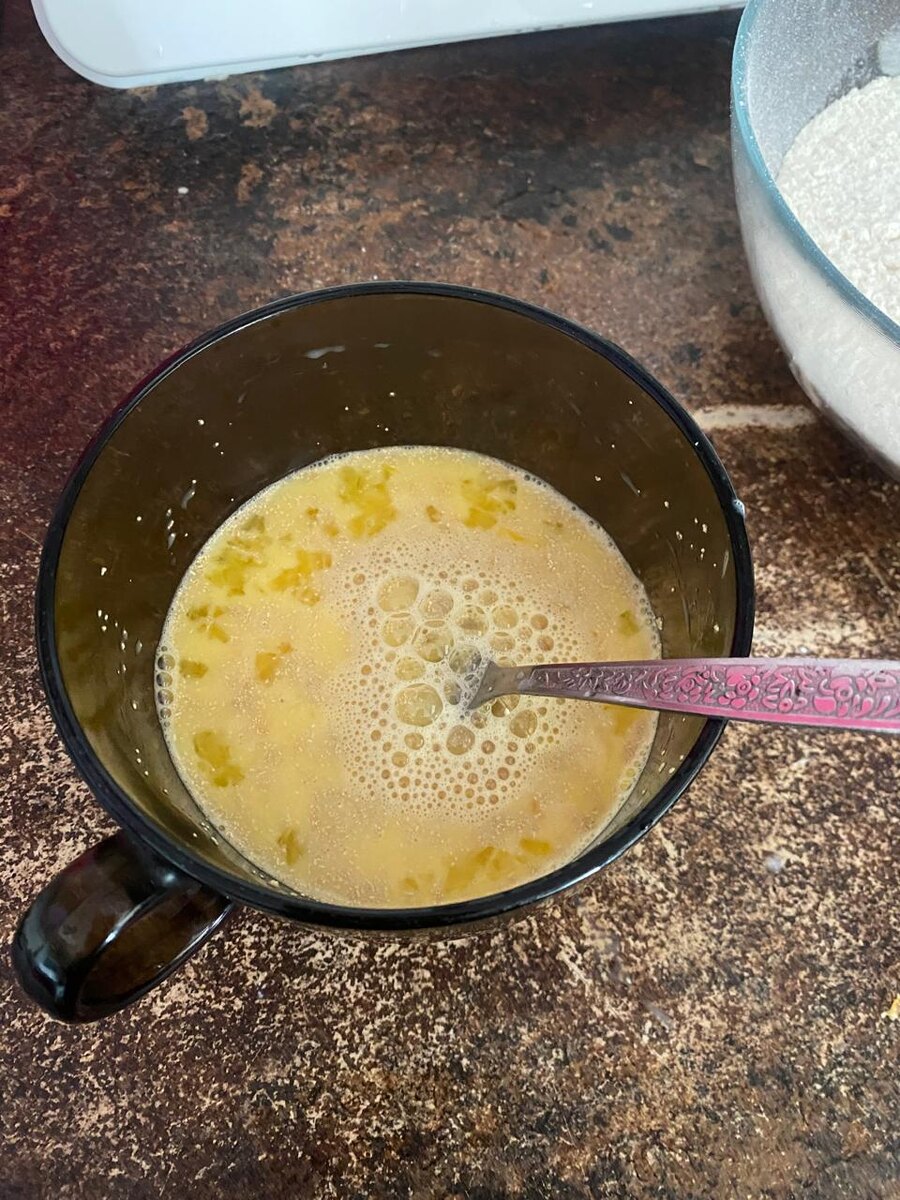 В отдельной чашке размешиваем яйцо, соль и сахар, добавляем дрожжи и заливаем горячим молоком. Размешиваем.