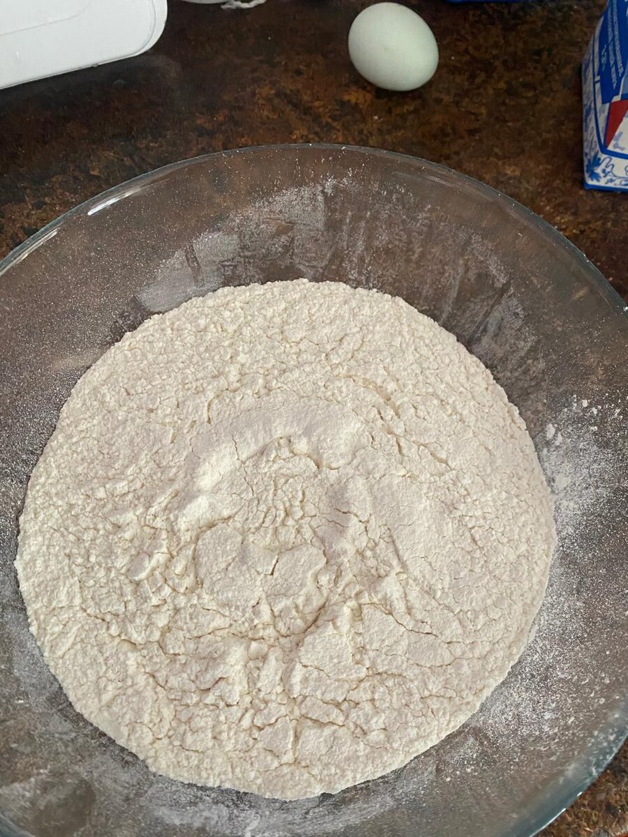 Выливаем смесь в муку.