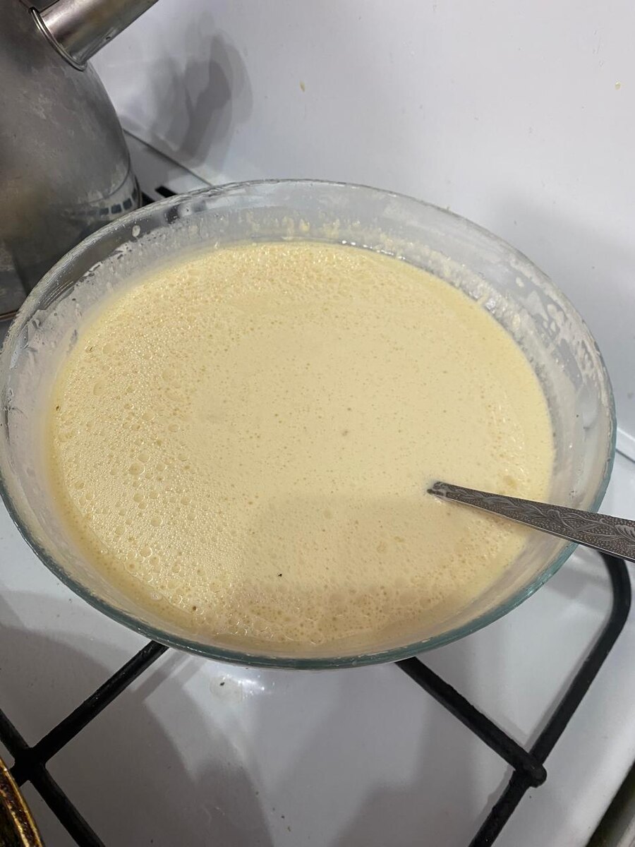 Все перемешиваем, выливаем оставшееся молоко и если надо, разбавляем тесто теплой водой.