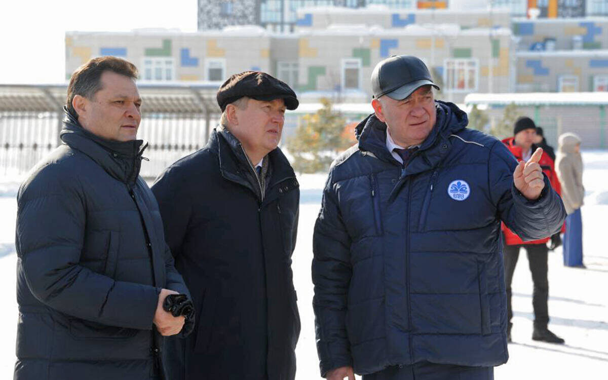 Рустам Нигматуллин посетил выставку техники ведущих предприятий Елабужского районаФото: пресс-служба Елабужского района