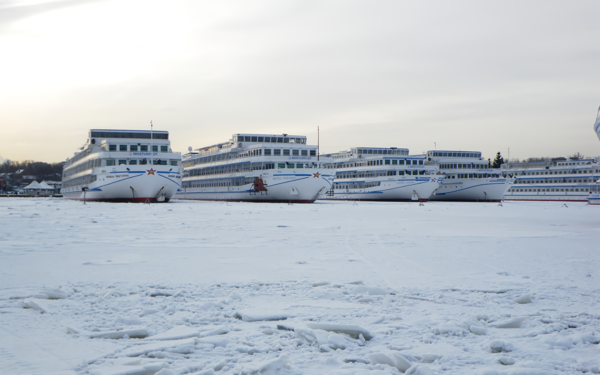 Теплоходы Мостурфлота зимой в Хлебниковском затоне