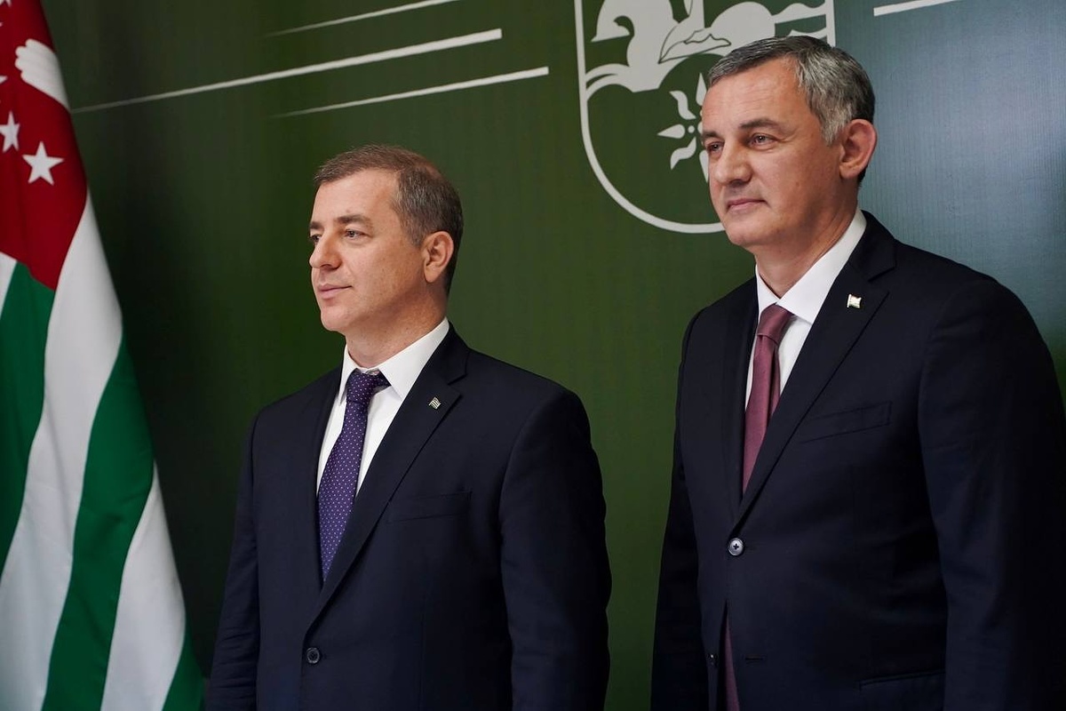 Кандидат в Президенты Республики Абхазия Адгур Ардзинба и кандидат в Вице-президенты Республики Абхазия Алхас Джинджал