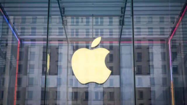 Вчера Apple объявила, что в ближайшие четыре года инвестирует в США $500 млрд, в том числе в строительство крупного центра обработки данных в Техасе для обеспечения работы Apple IntelligenceАвтор фото,Getty Images