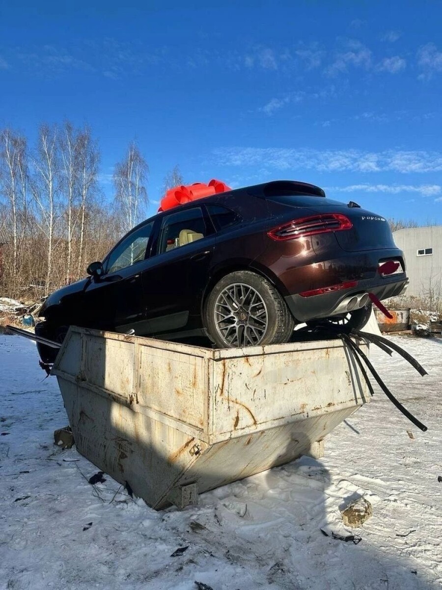    Porsche Macan на мусорке. Источник: "ЧП Мытищи" в ВК