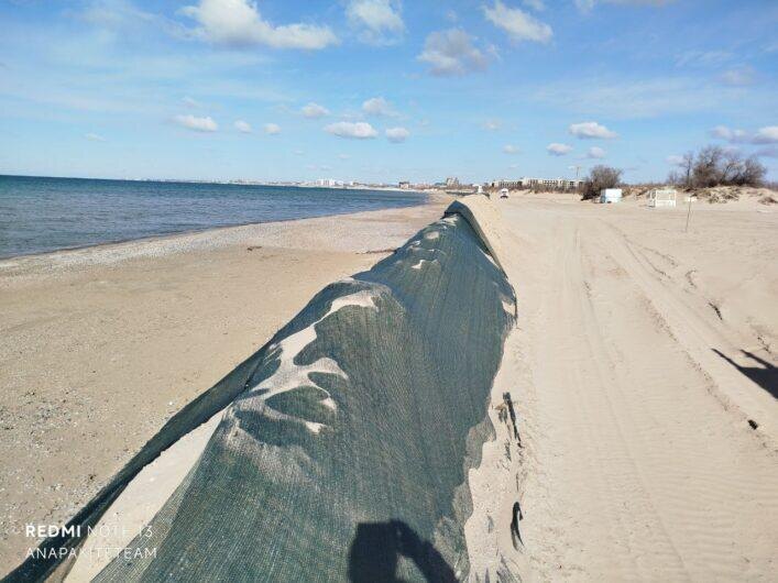 Фотография пляжа Анапы с противомазутной насыпью