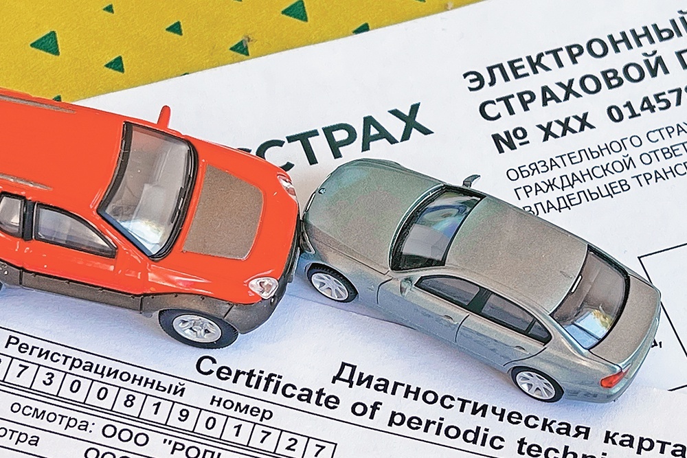    Даже страховщики и судьи порой путают, к кому и когда надо обращаться за выплатой после ДТП. / Сергей Михеев/РГ