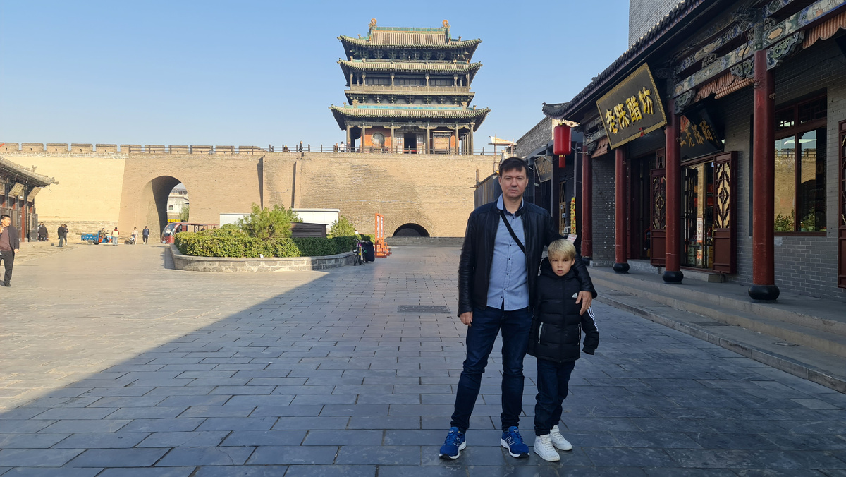 У стен древнего города Пинъяо