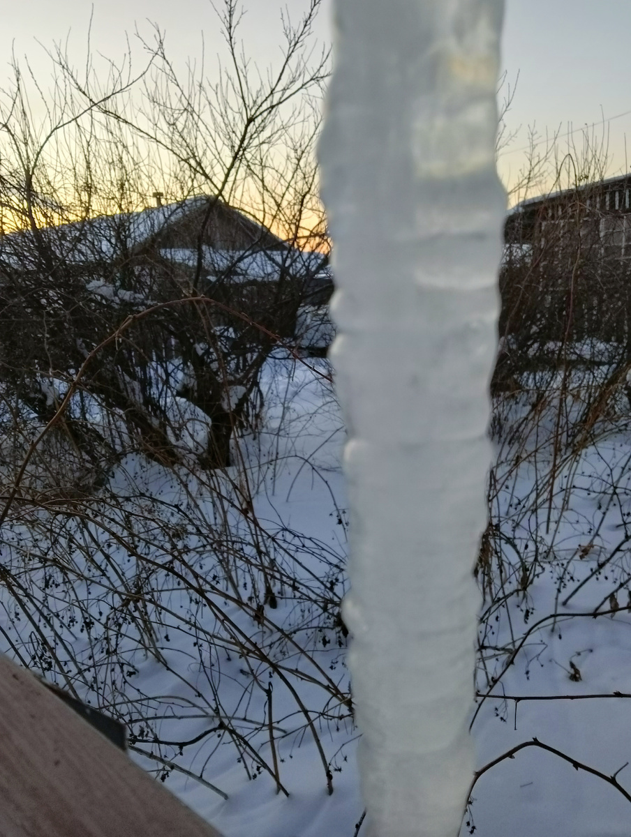 Сосульки поражают своими объемами .