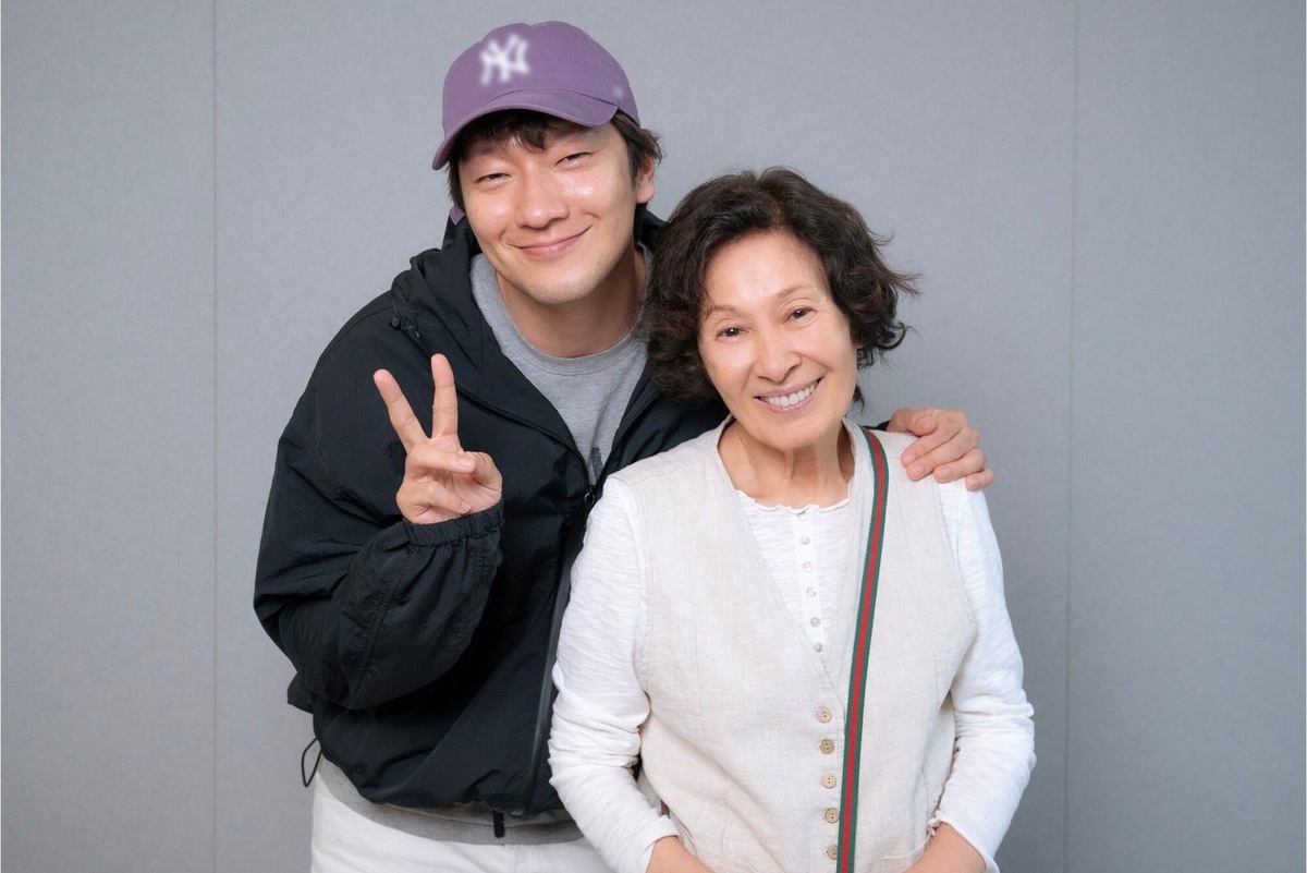     Пожилая жена и молодой муж: что известно о новой дораме «Красивее небес»