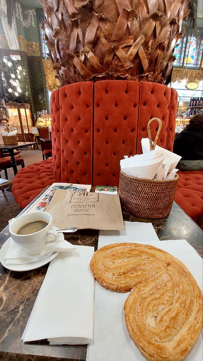 Вкусный кофе и слоеные ушки. Фото автора