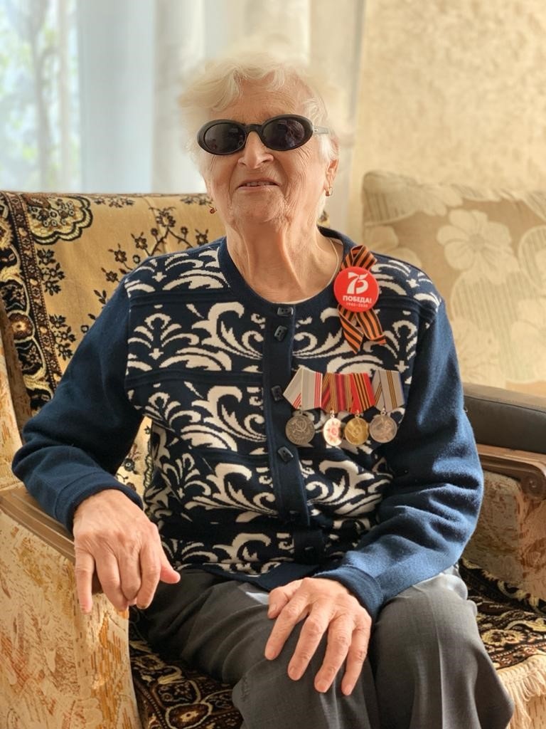 Моя любимая прабабушка Женя. Ей 92. Она очень мудрая. Фотография из нашего семейного архива.