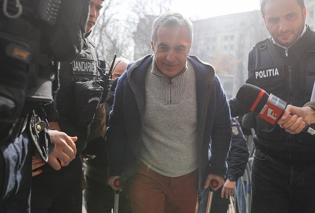    Кэлин Джорджеску (в центре). Фото: Inquam Photos / Malina Norocea / Reuters