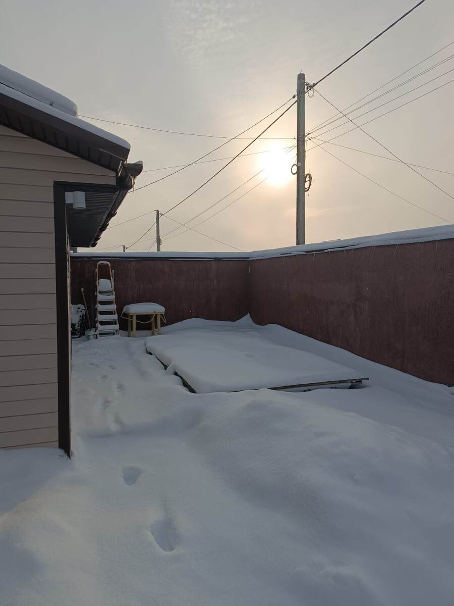 Заснеженный бассейн.