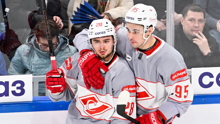    Александр Пашин и Герман Рубцов празднуют гол в матче СКА — «Спартак» (2:7). 25 февраля. Санкт-Петербург.ХК «Спартак»