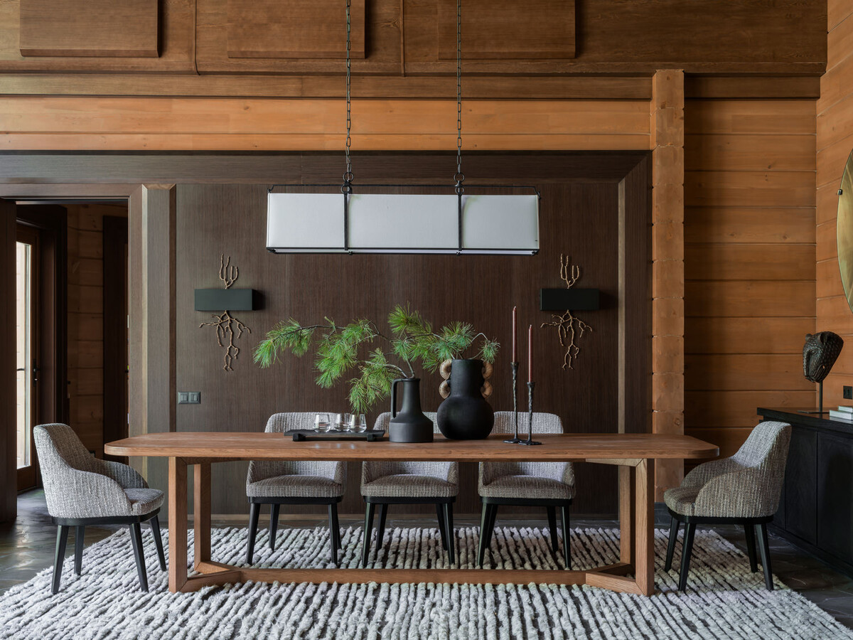 Гостевой дом в Подмосковье по проекту Марии Ксенофонтовой. Гостиная. Светильник над столом, Crystorama. Бра на стенах, Eichholtz.