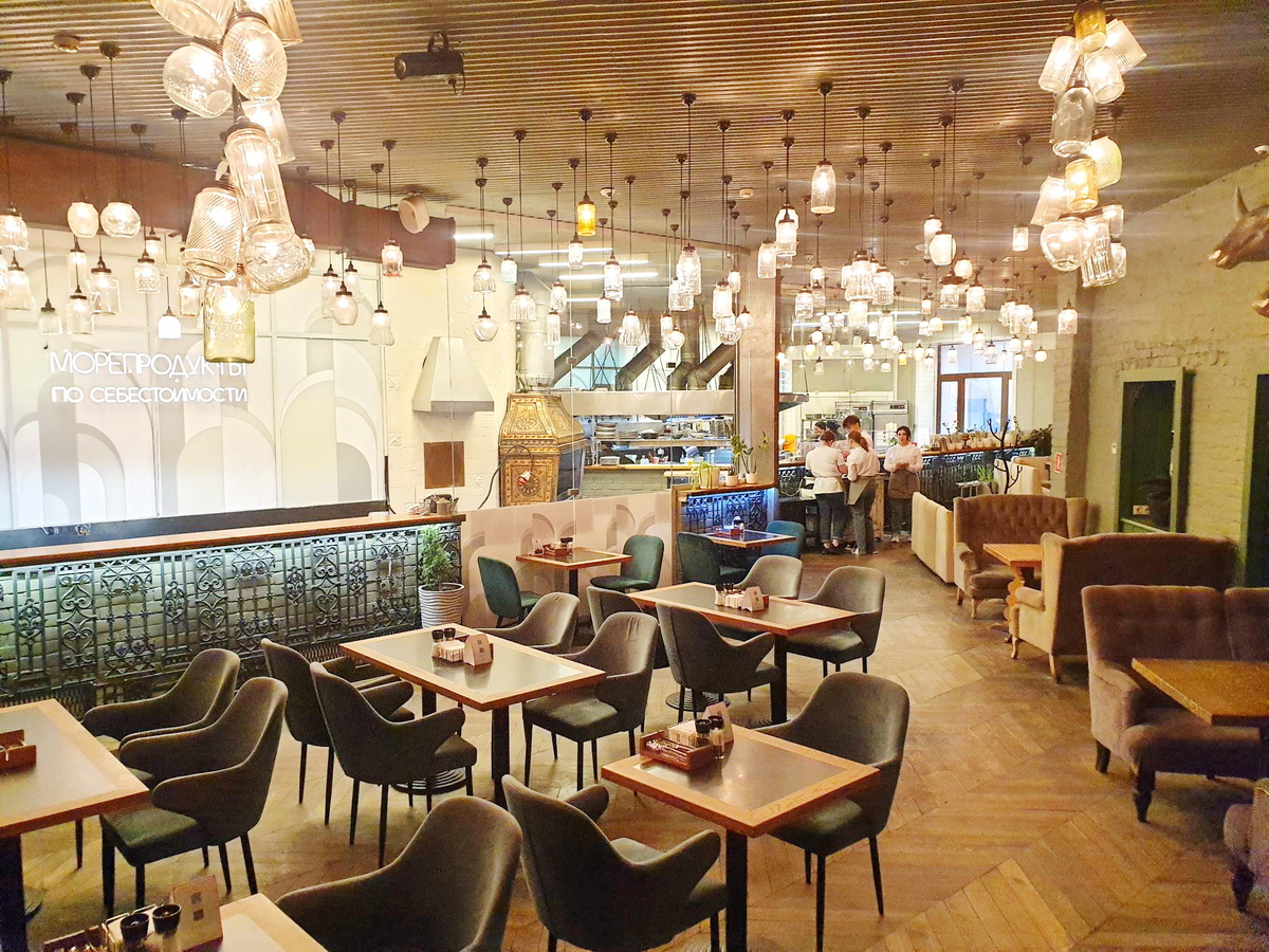 Общий вид зала ресторана True Cost