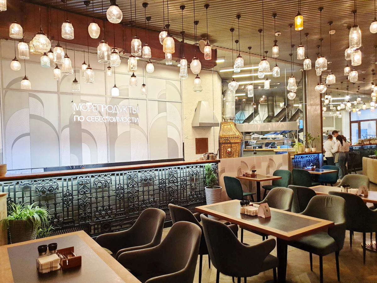 Общий вид зала ресторана True Cost