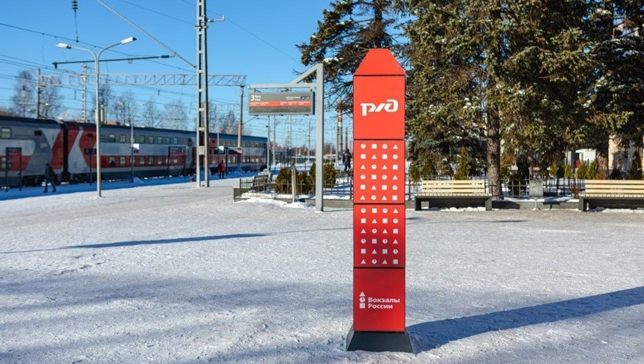    Арт-объект в виде верстового столба на одном из вокзалов Октябрьской железной дороги Автор фото: Пресс-служба ОЖД