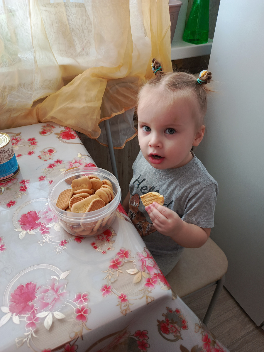 Пробует ингредиенты. 