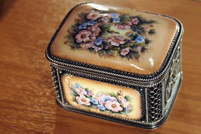 Шкатулка с элементами ростовской финифти, скань и зернь 