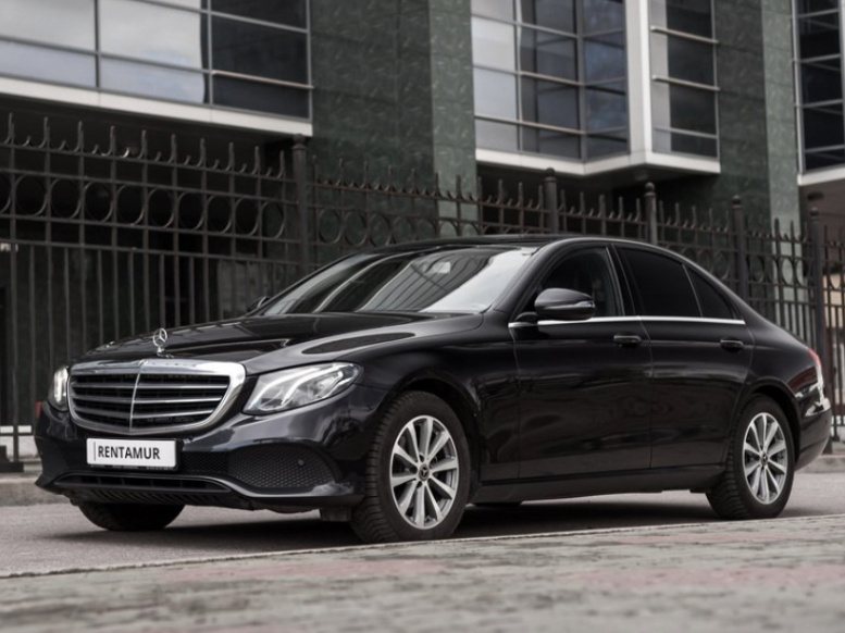 До 1993 года компания Mercedes-Benz выпускала серию автомобилей бизнес-класса без унифицированной структуры именования. Суффикс «E» происходил от слова Einspritzung, что в переводе с немецкого означало систему впрыска топлива — новаторское технологическое решение, которым первыми оснастили предшественников современного E-класса в 1960-х годах (например, 230 E). 