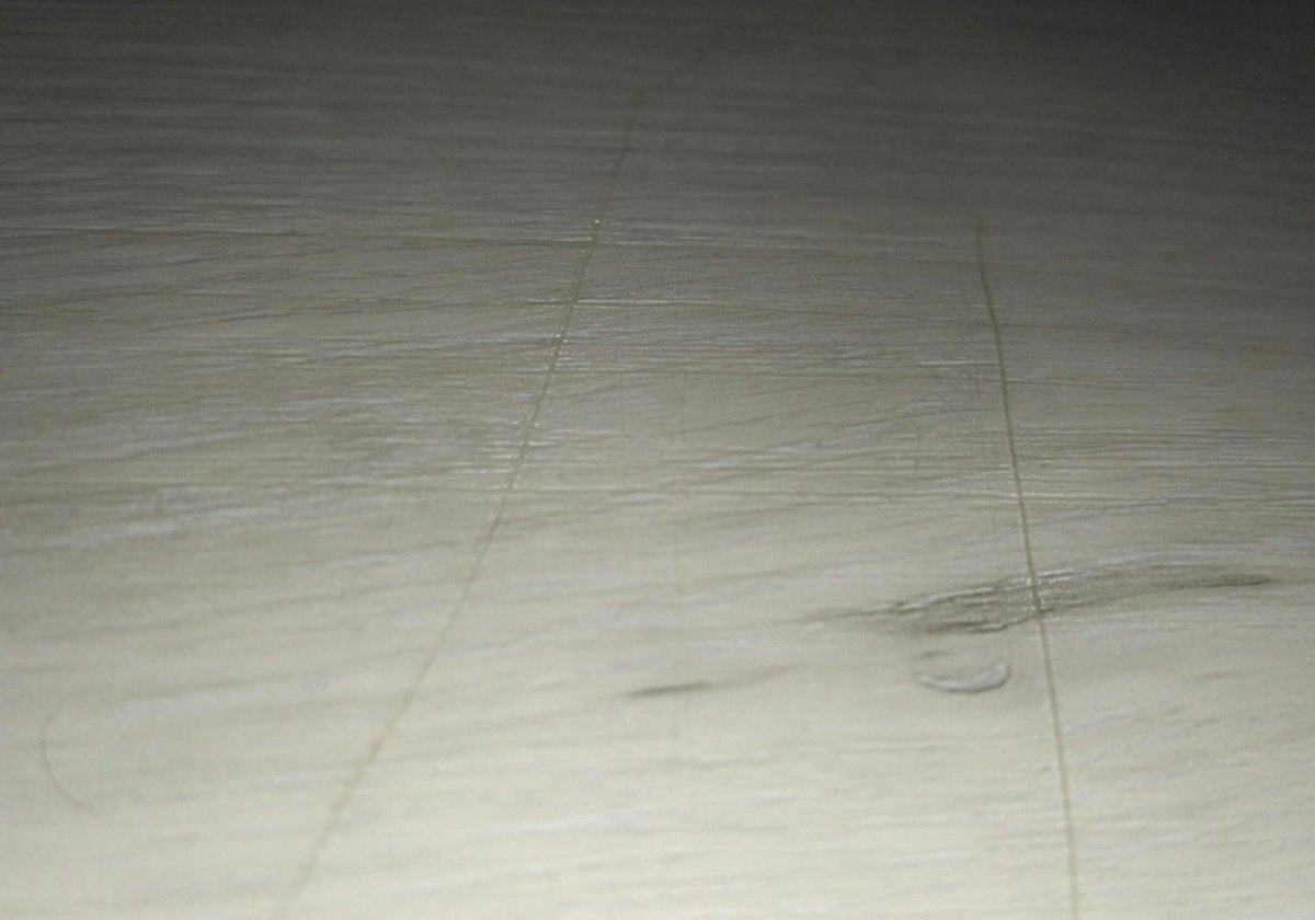 Царапины всегда сильнее видны на белом ии темном фоне