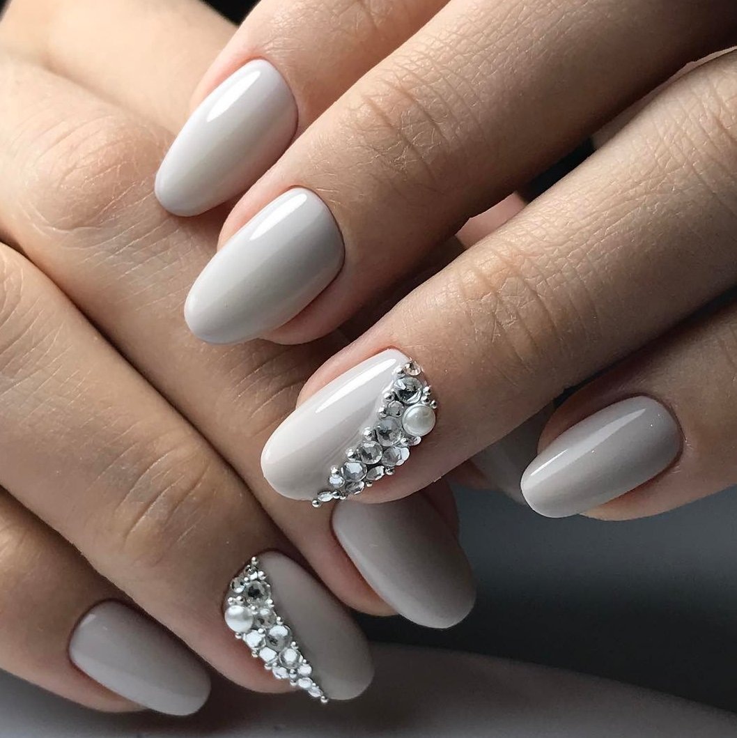 Нежный и утонченный маникюр с камнями