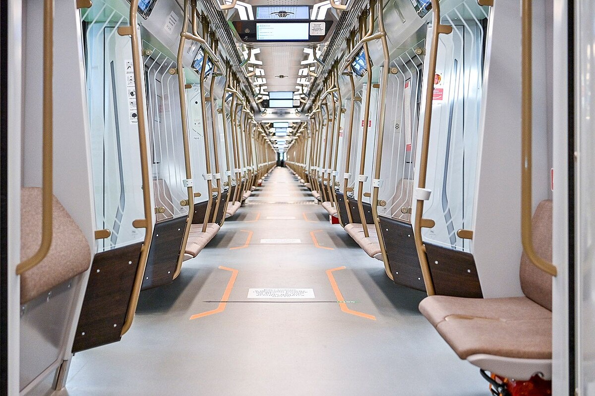 Внутри поезд серии «Москва-2024» 