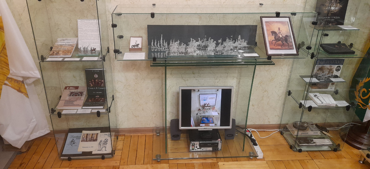 Начало экспозиции. Витрина с посвящением Учителю. Витрина с парадом Русской гвардии изготовленным на фабрике Эрнста Хайнрихсена по заказу Николая I, как учебное пособие для кадетских корпусов. Витрина о методах производства. Интерактивное сопровождение видеоматериалами о фигурках, мастерах и коллекционерах.